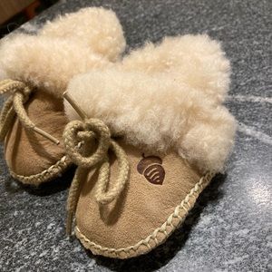 Acorn leather slippers for baby